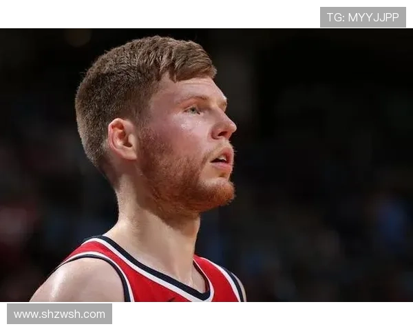 布拉德利右路传中失误偏出许多未能找到队友接应